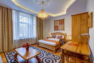 Отель Navat Hotel Бишкек Двухместный номер с 1 кроватью или 2 отдельными кроватями и ванной комнатой-1